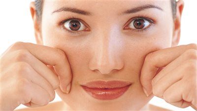 سيروم ولا كريم؟ طبيب جلدية يحسم الجدل ويكشف الترتيب الصحيح لبشرة مثالية - الخليج الان