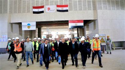 وزير الصناعة والنقل يتابع تقدم الأعمال في مشروع شبكة القطار الكهربائي السريع - الخليج الان