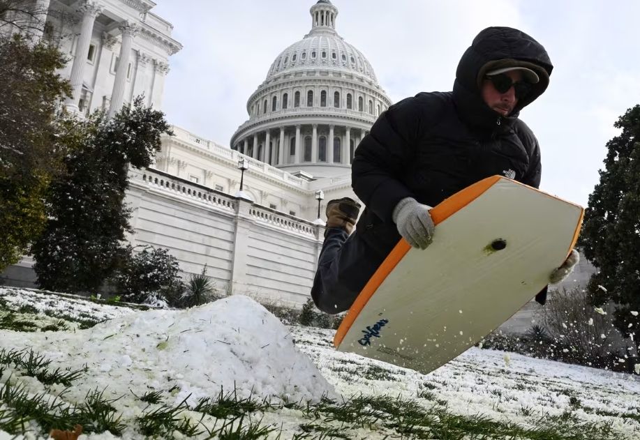 «أمريكا تحت الحصار الجليدي».. عاصفة ثلجية كارثية تضرب الولايات المتحدة وإعلان حالة طوارئ - الخليج الان