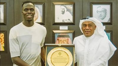 الأهلي السعودي يكرم ميندي ويمنحه درع النادي تقديراً لإنجازه مع منتخب السنغال - الخليج الان
