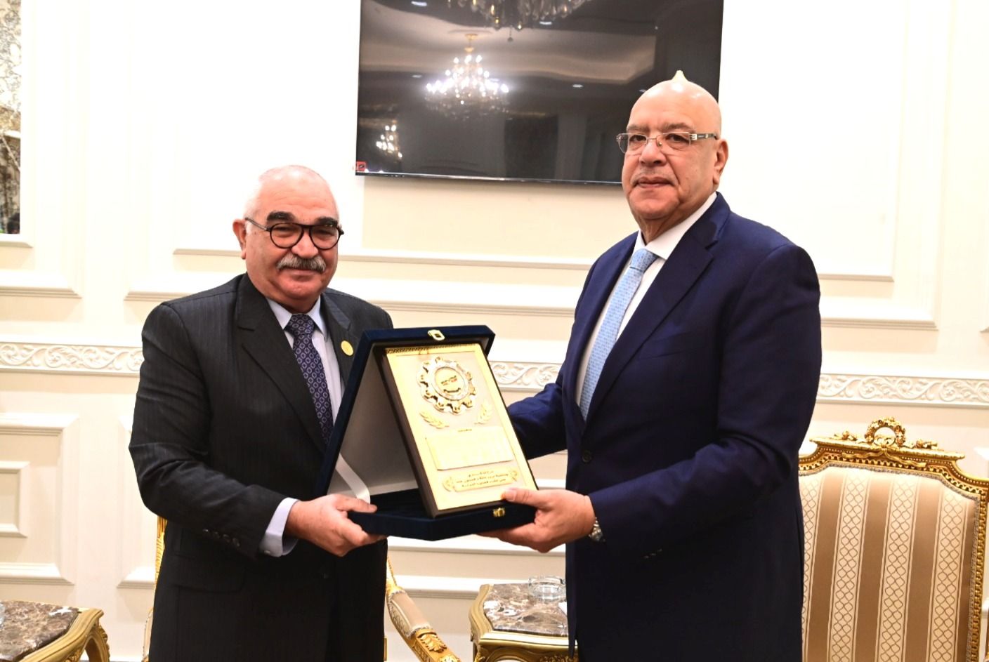 المستشار هشام بدوي يستقبل رئيس هيئة قضايا الدولة لتهنئته بانتخابه رئيساً لمجلس النواب - الخليج الان