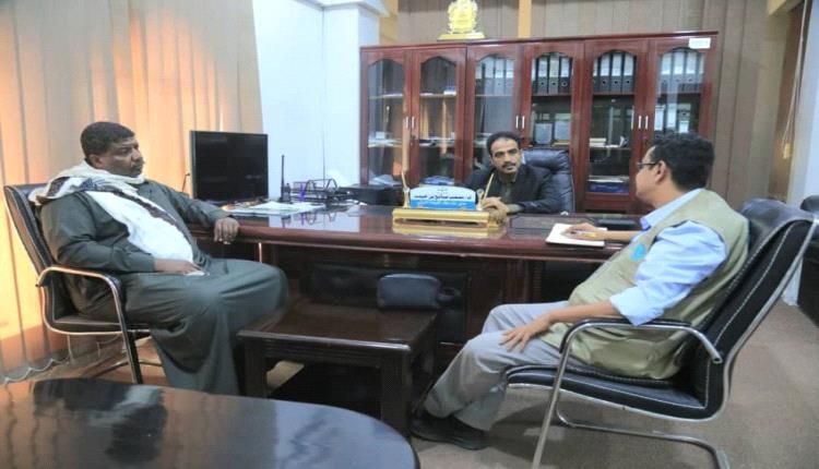 مدير عام مطار الغيضة يبحث مع منسق (الفاو) مشروع تشغيل محطة الإنذار المبكر في المهرة