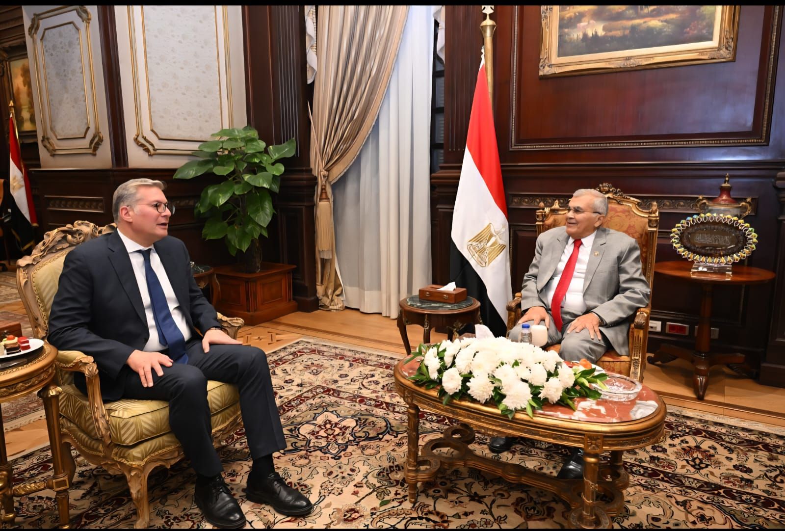 رئيس الشيوخ يستقبل وزير البترول.. ويؤكد: مستمرون في التعاون لدعم خطط التنمية المستدامة وتعظيم الاستفادة من موارد الدولة - الخليج الان