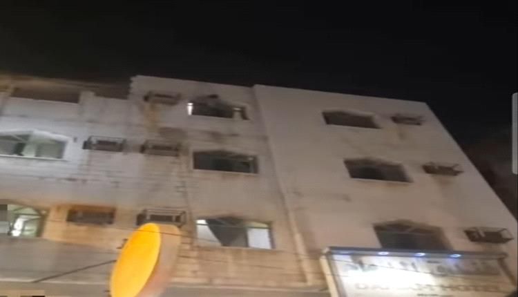 حادث مرعب .. سقوط شخص من الدور الرابع في عمارة سكنية بعدن