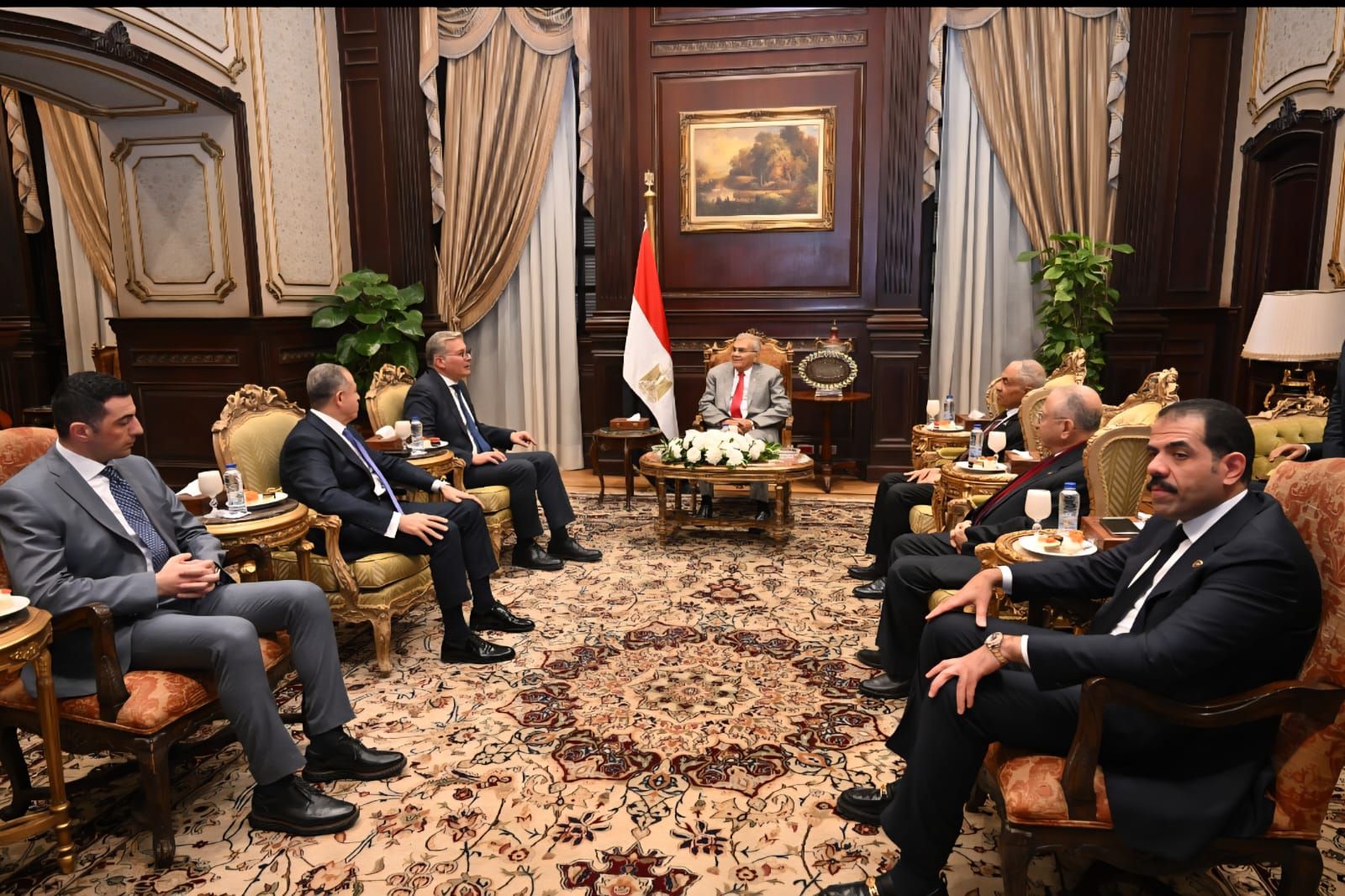 رئيس الشيوخ يستقبل وزير البترول.. ويؤكد: مستمرون في التعاون لدعم خطط التنمية المستدامة وتعظيم الاستفادة من موارد الدولة - الخليج الان