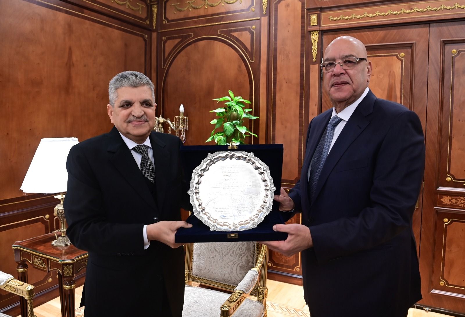 رئيس هيئة قناة السويس يهنئ المستشار هشام بدوي بتوليه رئاسة مجلس النواب - الخليج الان