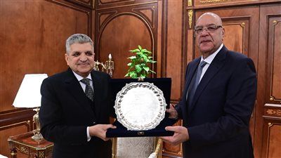 رئيس هيئة قناة السويس يهنئ المستشار هشام بدوي بتوليه رئاسة مجلس النواب - الخليج الان