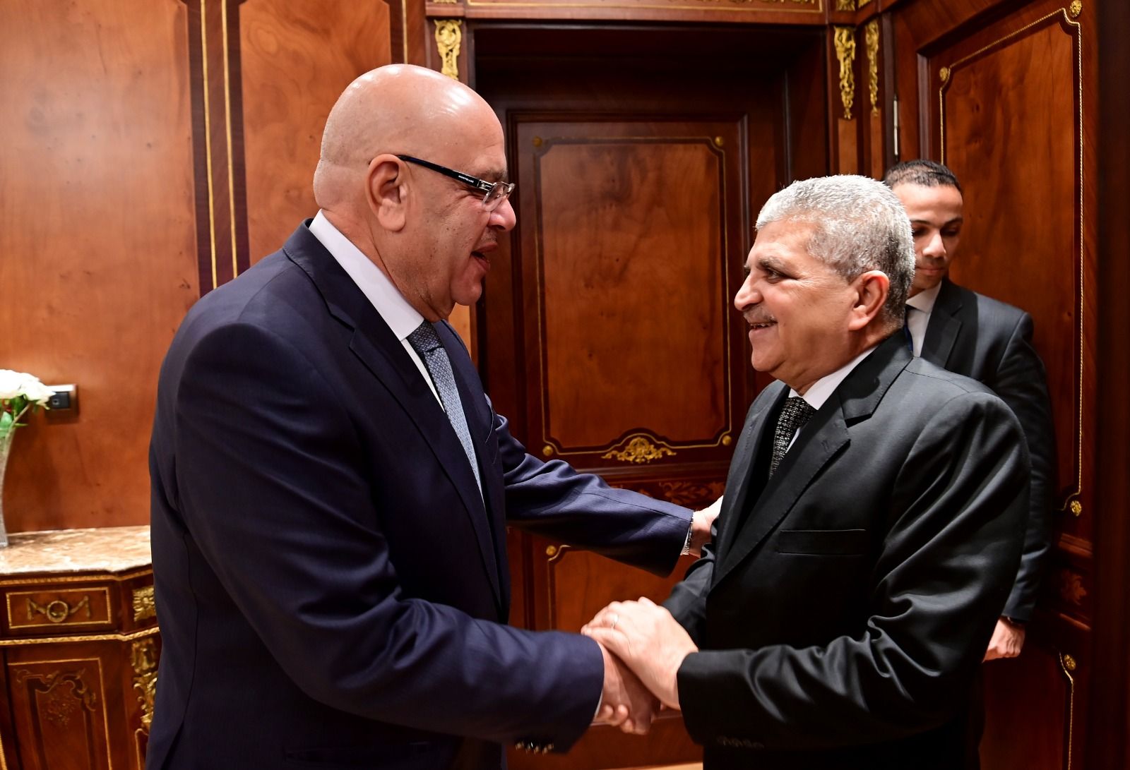 رئيس هيئة قناة السويس يهنئ المستشار هشام بدوي بتوليه رئاسة مجلس النواب - الخليج الان