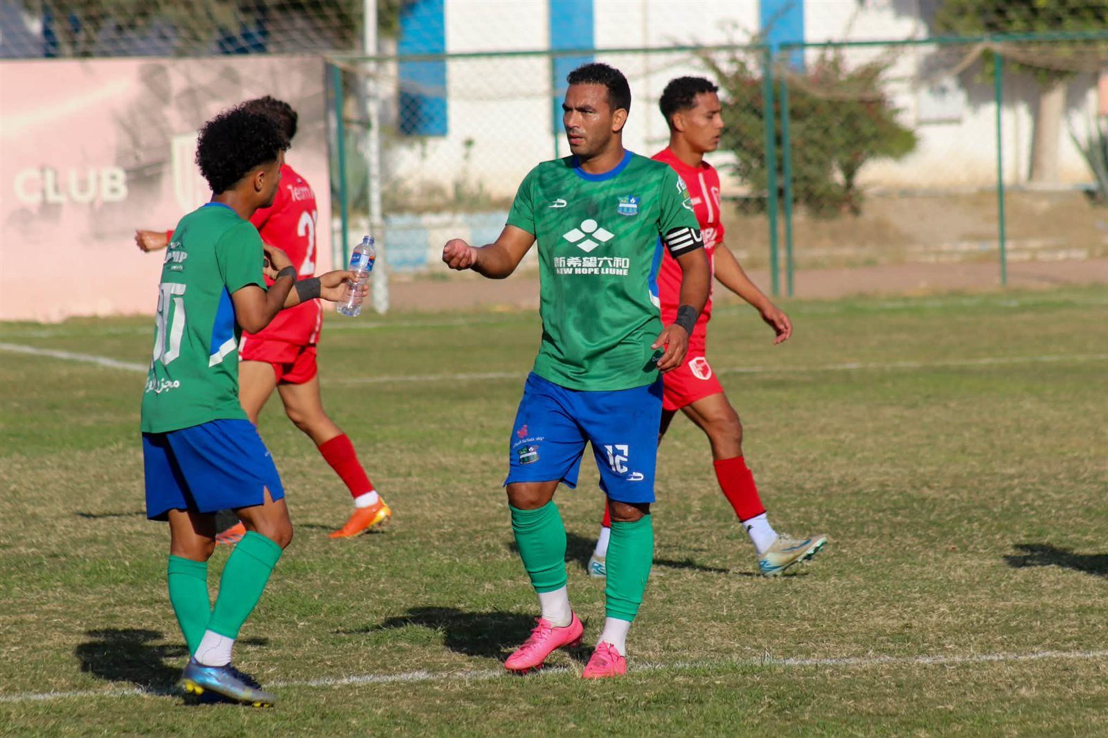 عمره 36 عاما ويقوم بـ 4 أدوار.. حسني فتحي لاعب وقائد ومدير كرة ومسئول تعاقدات بنادي مصر المقاصة - الخليج الان