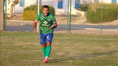 عمره 36 عاما ويقوم بـ 4 أدوار.. حسني فتحي لاعب وقائد ومدير كرة ومسئول تعاقدات بنادي مصر المقاصة - الخليج الان