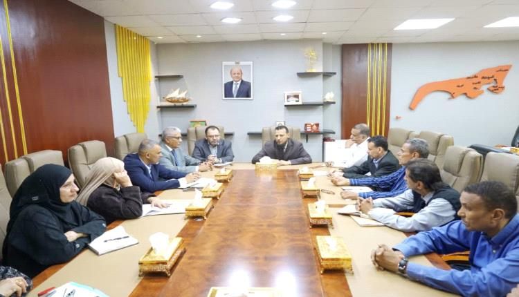 عاجل / بشرى سارة من المحافظ شيخ بزيادة حافز المعلمين في العاصمة عدن