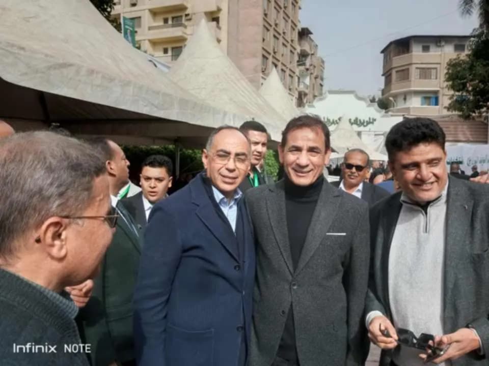 دي انتخابات مش خناقة.. عناق بين محمد عبد العليم داود مؤيد السيد البدوي وهاني سري الدين المرشح لرئاسة الوفد - الخليج الان