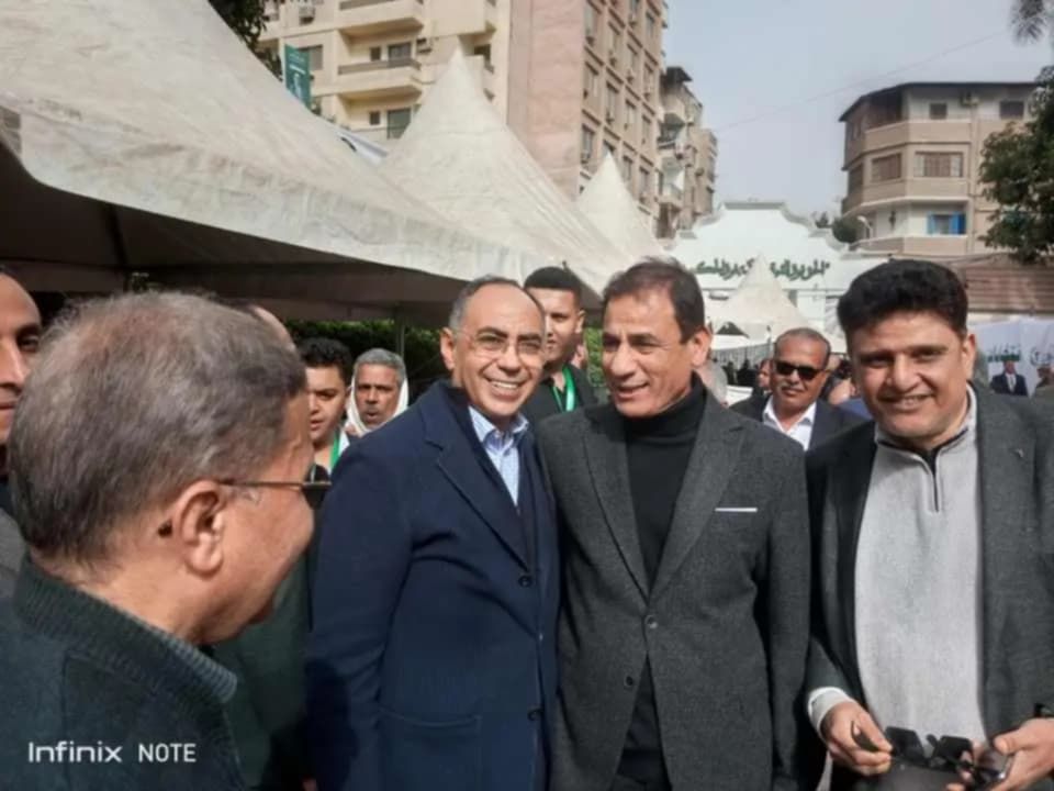 دي انتخابات مش خناقة.. عناق بين محمد عبد العليم داود مؤيد السيد البدوي وهاني سري الدين المرشح لرئاسة الوفد - الخليج الان