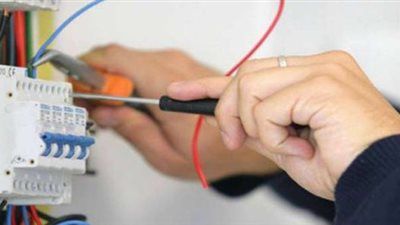 قانون الكهرباء يغلظ العقوبات على سرقة التيار والعبث بالشبكات: حبس وغرامات تصل إلى مليون جنيه - الخليج الان