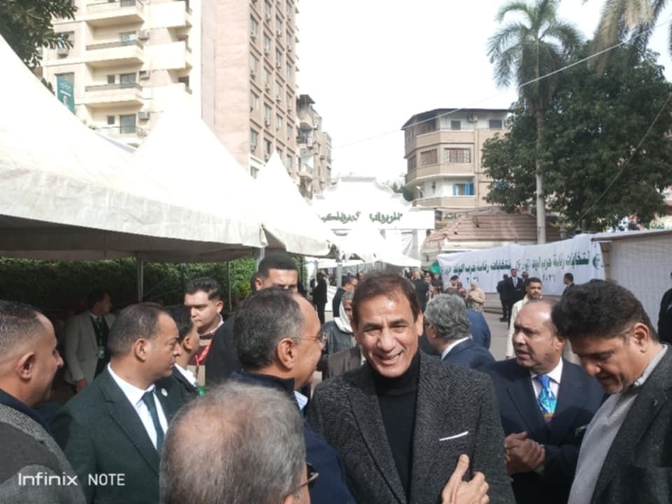 دي انتخابات مش خناقة.. عناق بين محمد عبد العليم داود مؤيد السيد البدوي وهاني سري الدين المرشح لرئاسة الوفد - الخليج الان