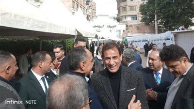 دي انتخابات مش خناقة.. عناق بين محمد عبد العليم داود مؤيد السيد البدوي وهاني سري الدين المرشح لرئاسة الوفد - الخليج الان