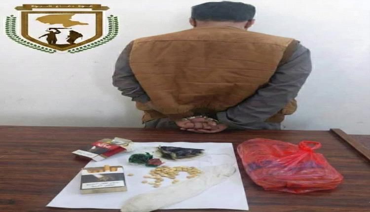 قوات دفاع شبوة تضبط متهمًا بحوزته مخدرات ومسكرات في عتق