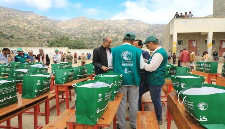 مركز الملك سلمان للإغاثة يوزع قسائم الكسوة الشتوية بمديرية القبيطة في لحج