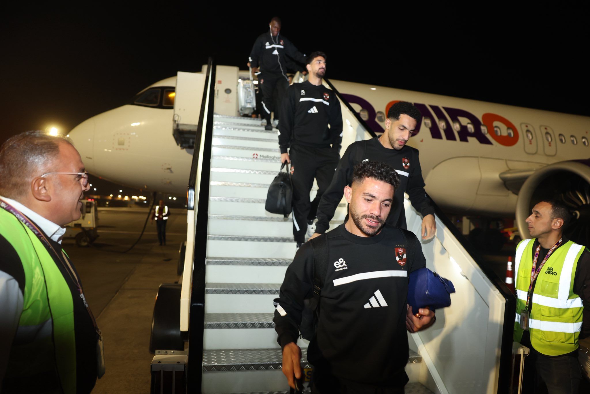 بالصور.. بعثة الأهلي تصل مطار القاهرة بعد التعادل مع يانج أفريكانز ويبدأ التحدي المحلي - الخليج الان