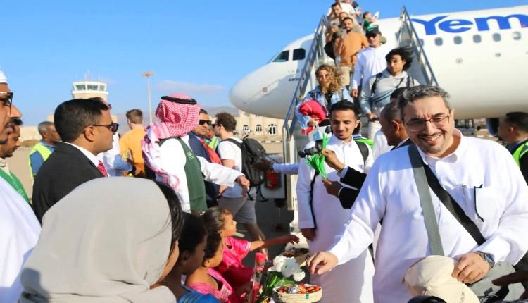 المحافظ الثقلي يرحب بأول فوج سياحي قدم من مدينة جدة إلى جزيرة سقطرى