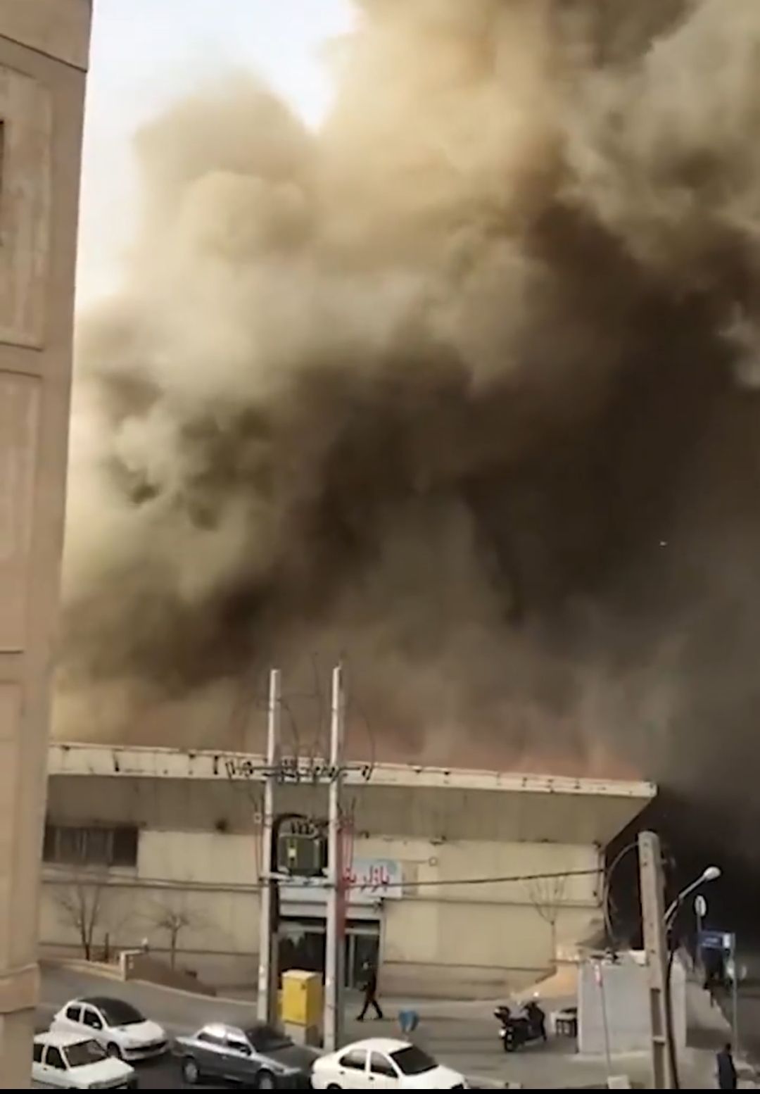 عاجل|اندلاع حريق ضخم في مركز تجاري بالعاصمة طهران.. حادث أم عمل تخريبي؟ - الخليج الان