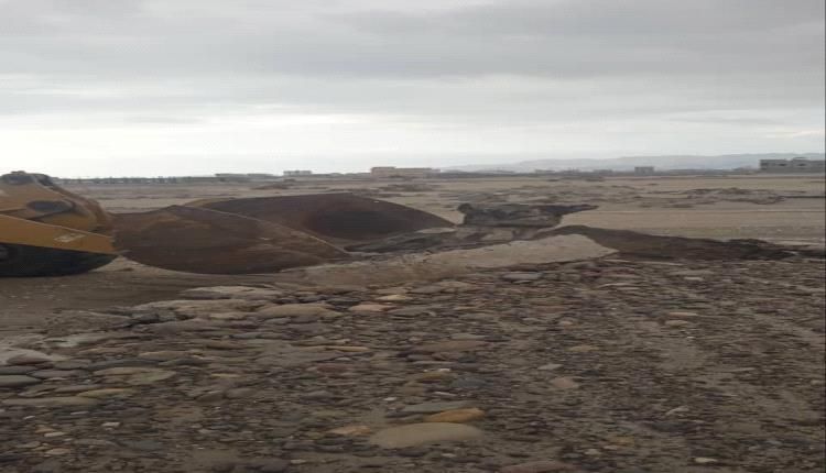 مكتب الأشغال بخورمكسر ينفّذ حملة لإزالة تعديات على أرض مخصصة لحديقة عامة بالعريش