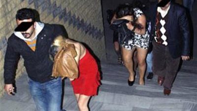 تطبيقات الهواتف تكشف المستور.. ضبط 4 سيدات بتهمة الإعلان عن أعمال منافية للآداب - الخليج الان