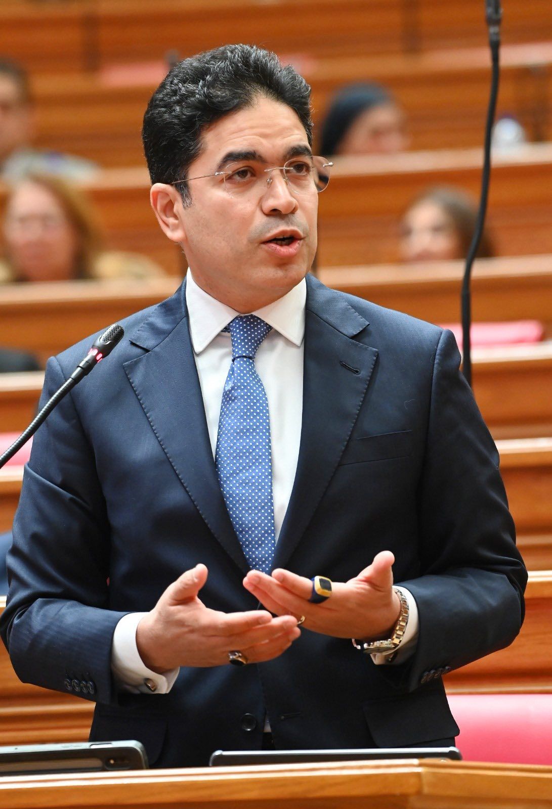 وزير الطيران يتواصل مع النائب ضياء داود بعد أزمة تسرب بأحد خطوط تموين الطائرات بمطار القاهرة - الخليج الان