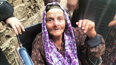 السيدة المسنة المعتدي عليها من قِبل ابنتها بالشرقية : أنا مسمحاها هي اللى بتخدمنى ومليش غيرها - الخليج الان