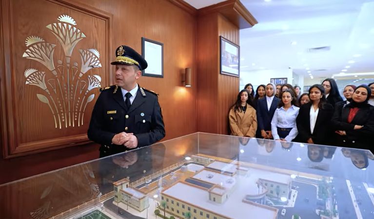 عروض قتالية ومهارات فروسية تبهر وفد الدبلوماسية الشبابية داخل أكاديمية الشرطة - الخليج الان