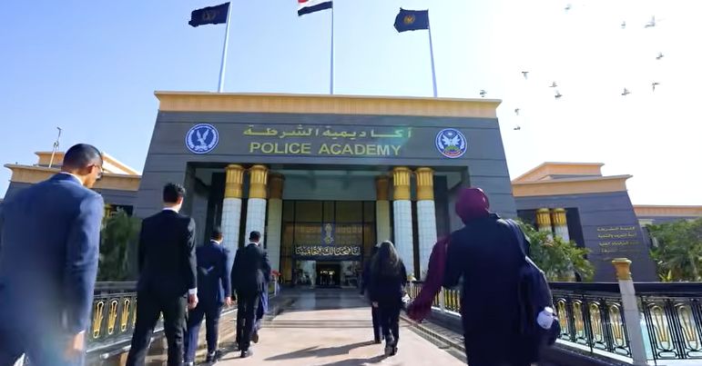 عروض قتالية ومهارات فروسية تبهر وفد الدبلوماسية الشبابية داخل أكاديمية الشرطة - الخليج الان