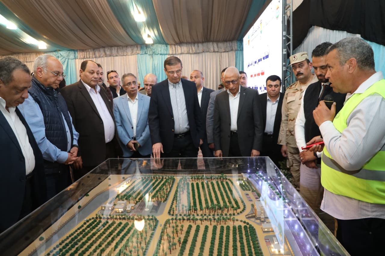 وزير الزراعة ومحافظ شمال سيناء يضعان حجر الأساس لإعادة تأهيل محطة بحوث الصحراء بالشيخ زويد - الخليج الان