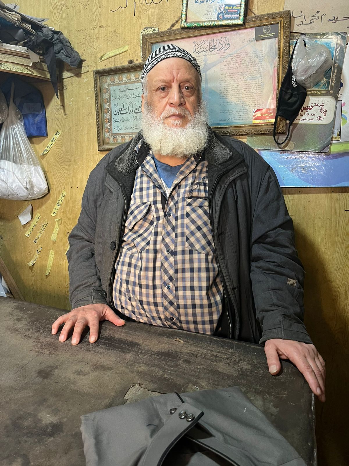 خمسون عامًا من الكفاح .. حكاية السايس خلف ماكينة الخياطة بكفرالشيخ - الخليج الان