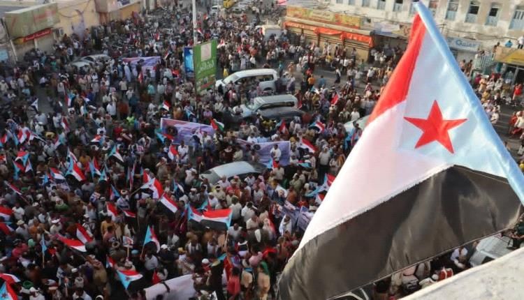 خبراء : الزج بحكومة العليمي في عدن بعد موجة الإستهداف للانتقالي يفتح الباب أمام توترات