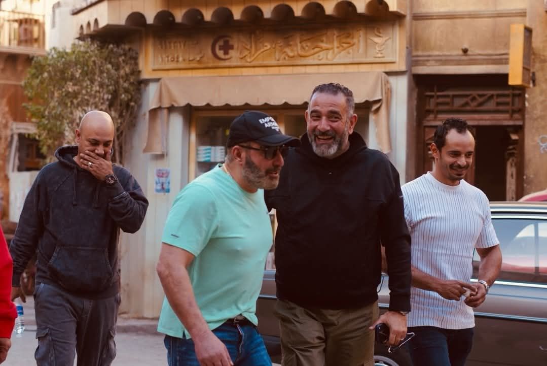 أحمد السقا يزور موقع تصوير مسلسل مناعة لدعم هند صبري وفريق العمل.. صور - الخليج الان