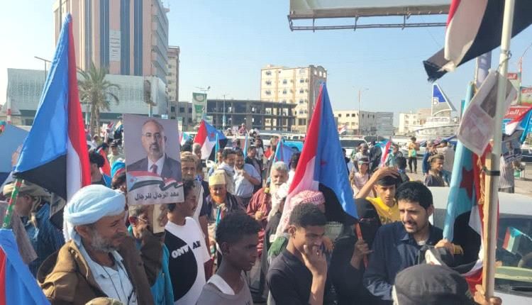 عدن - إنطلاق مسيرة راجلة حاشدة دعماً للرئيس الزُبيدي والتنديد بانتهاكات القوات اليمنية في حضرموت