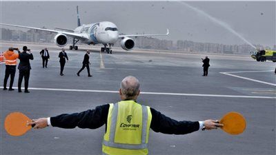 مطار القاهرة يستقبل الطائرة الأحدث لمصر للطيران لتعزيز كفاءة الوقود وتجربة السفر الفاخرة - الخليج الان