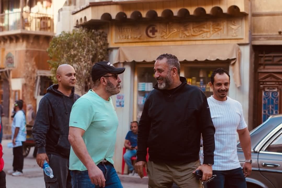 أحمد السقا يزور موقع تصوير مسلسل مناعة لدعم هند صبري وفريق العمل.. صور - الخليج الان