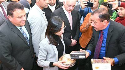 إقبال واسع على معرض أهلاً رمضان بدمنهور وتخفيضات كبيرة على السلع الأساسية - الخليج الان