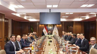 وزير العدل يبدأ مهام منصبه باجتماع موسع عقب أداء اليمين الدستورية - الخليج الان