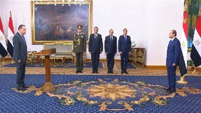 عبد العزيز قنصوة يؤدى اليمين الدستورية وزيرا للتعليم العالى أمام الرئيس السيسي - الخليج الان