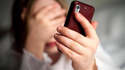 استغل الثقة وهدد بالفضيحة.. تفاصيل ابتزاز سيدة عبر الإنترنت في الجيزة - الخليج الان