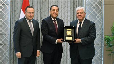 رئيس الوزراء يكرم الدكتور أيمن عاشور تقديرًا لإنجازاته في التعليم العالي - الخليج الان