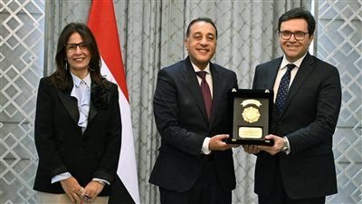 الدكتور مصطفى مدبولي يكرم أحمد فؤاد هنو على جهوده في وزارة الثقافة - الخليج الان