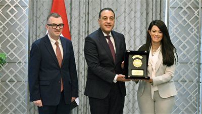 الدكتور مصطفى مدبولي يكرم الدكتورة رانيا المشاط تقديرًا لجهودها في وزارة التعاون الدولي - الخليج الان