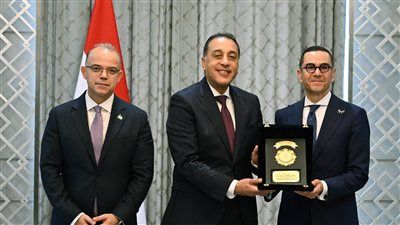 رئيس الوزراء يكرم الدكتور حسن الخطيب تقديرًا لإنجازاته في وزارة الاستثمار - الخليج الان