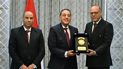 رئيس الوزراء يكرم جبران محمد جبران تقديرًا لجهوده في وزارة العمل - الخليج الان