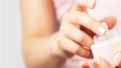 لبشرة ساحرة الفازلين أم الجلسرين؟ خبراء الجلدية يكشفون الأفضل حسب نوع بشرتك - الخليج الان