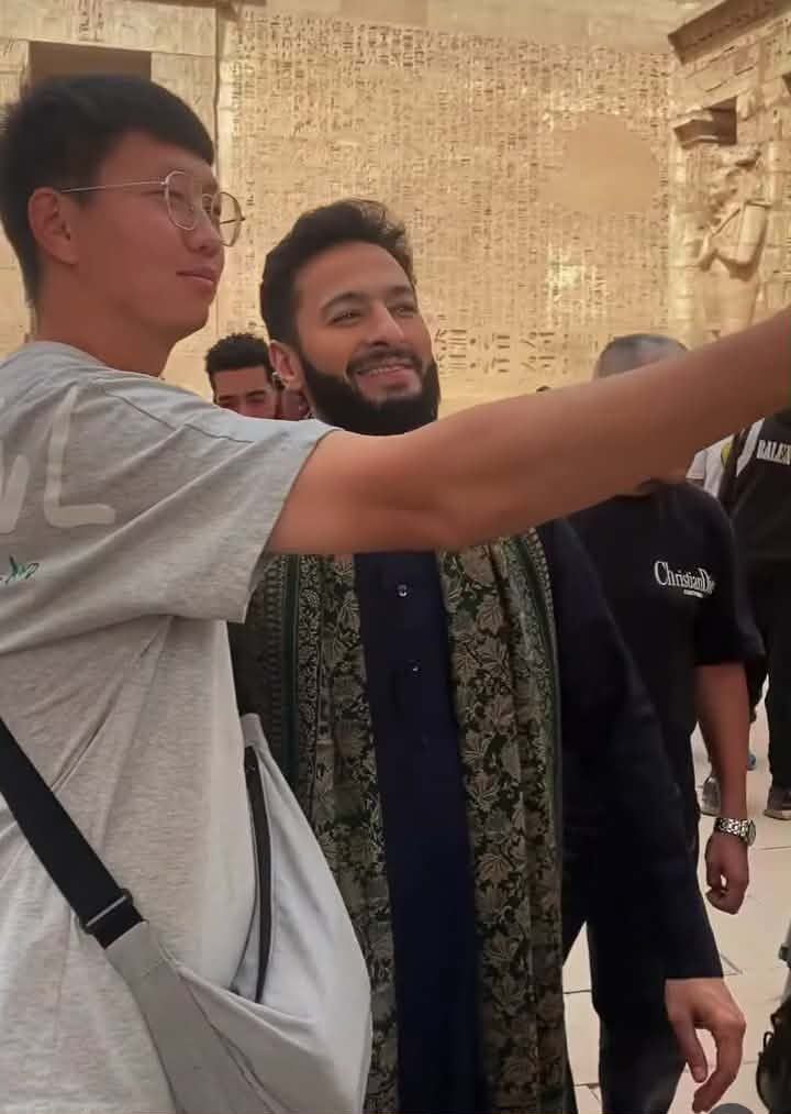 إلتفاف السائحين حول حمادة هلال لالتقاط الصور معه أثناء تصوير مسلسل المداح 6 - الخليج الان