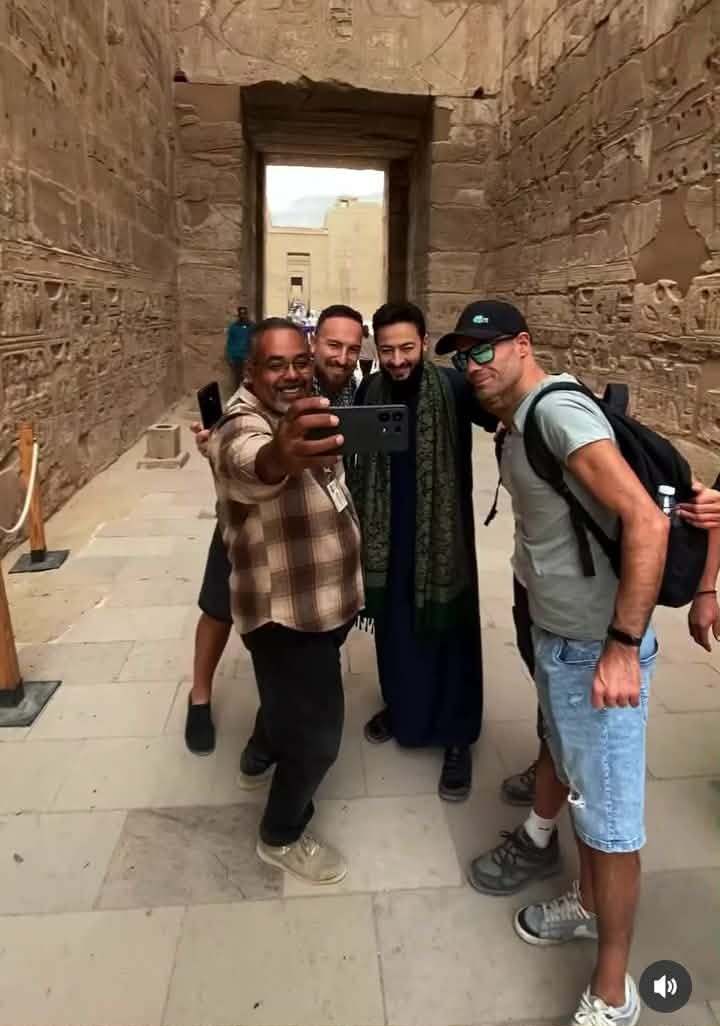 إلتفاف السائحين حول حمادة هلال لالتقاط الصور معه أثناء تصوير مسلسل المداح 6 - الخليج الان